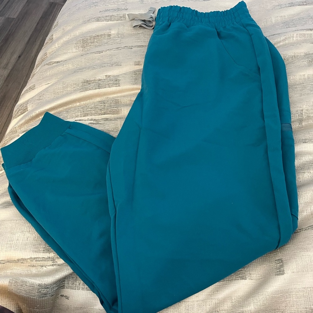 Figs high waisted jogger scrub pants size L never worn brand new with tags